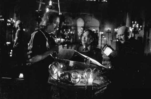 Prince of Darkness-1987-John Carpenter on set with Victor Wong and Donald Pleasance
