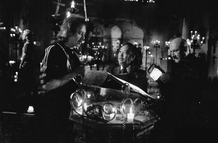 Prince-of-Darkness-1987-John-Carpenter-on-set-with-Victor-Wong-and-Donald-Pleasance.jpg